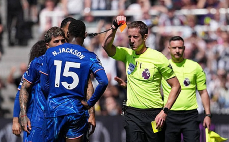 cucurella-toan-doi-chelsea-buon-ba-va-phai-dung-day-sau-the-do-cua-jackson