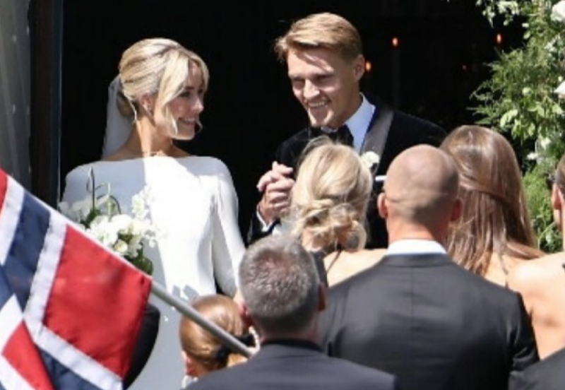 martin-odegaard-len-xe-hoa-cung-helene-spilling-tai-na-uy-ban-be-than-thiet-do-bo-du-le