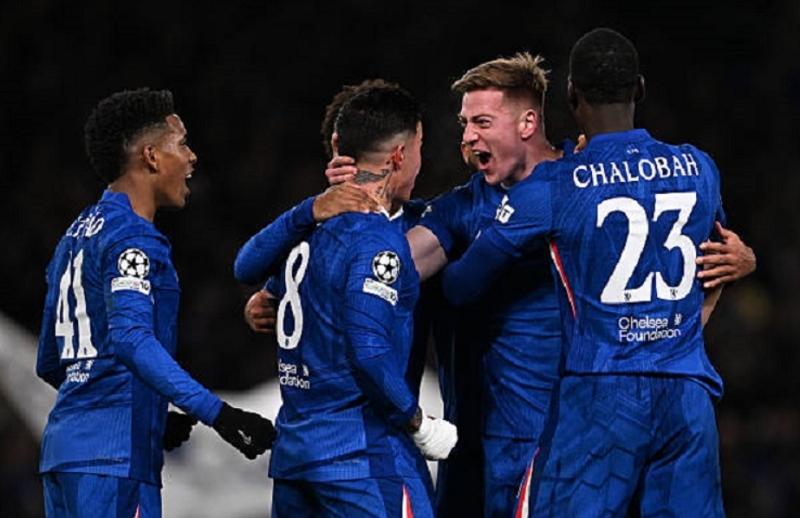 gary-neville-chelsea-con-thieu-ban-linh-de-sanh-ngang-arsenal-trong-cuoc-dua-vo-dich