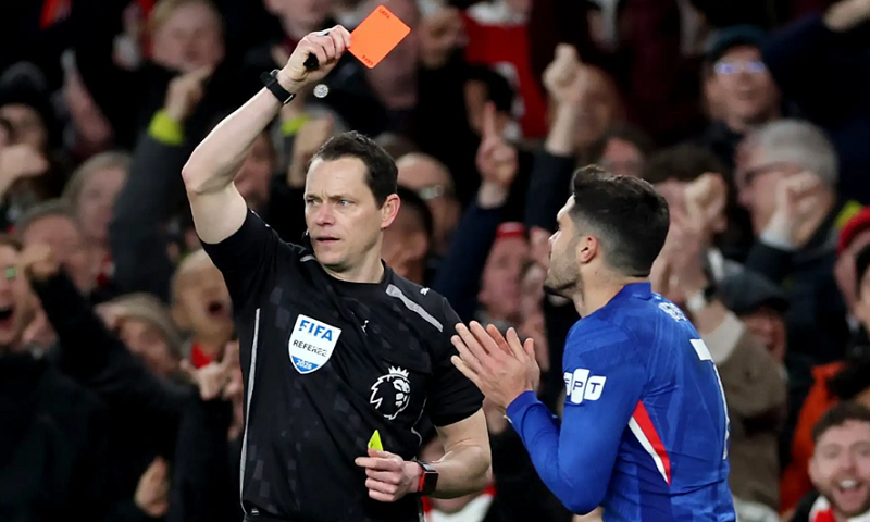 trong-tai-chen-vao-vong-hop-chelsea-gay-tranh-cai-du-doi-truoc-gio-bong-lan